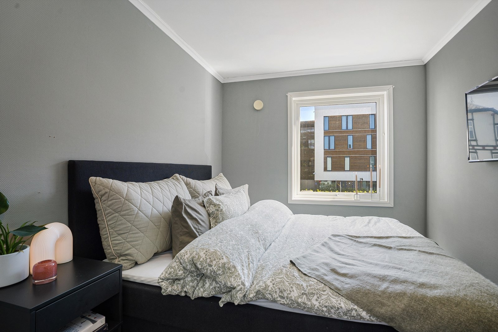 Leiligheten kan by på totalt to gode soverom - hovedsoverommet har plass til både dobbeltseng og tilhørende nattbord Galleribilde