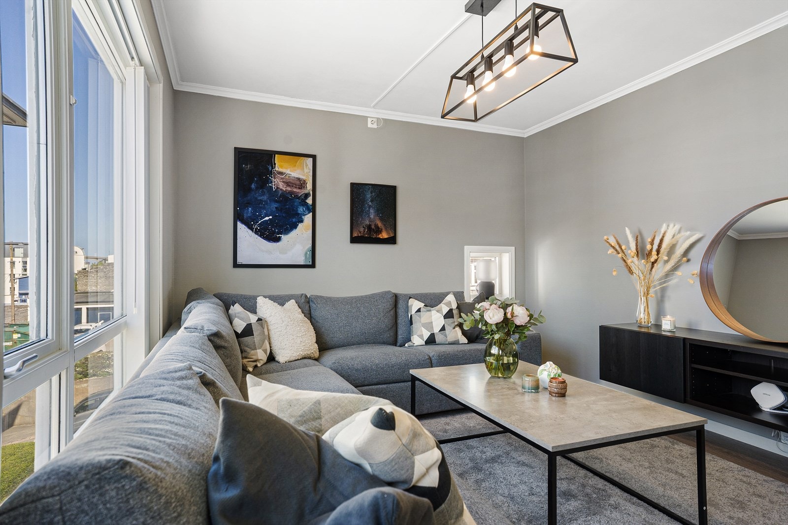 Åpen og luftig stue som har godt med vindusflater som gir en god romopplevelse Galleribilde