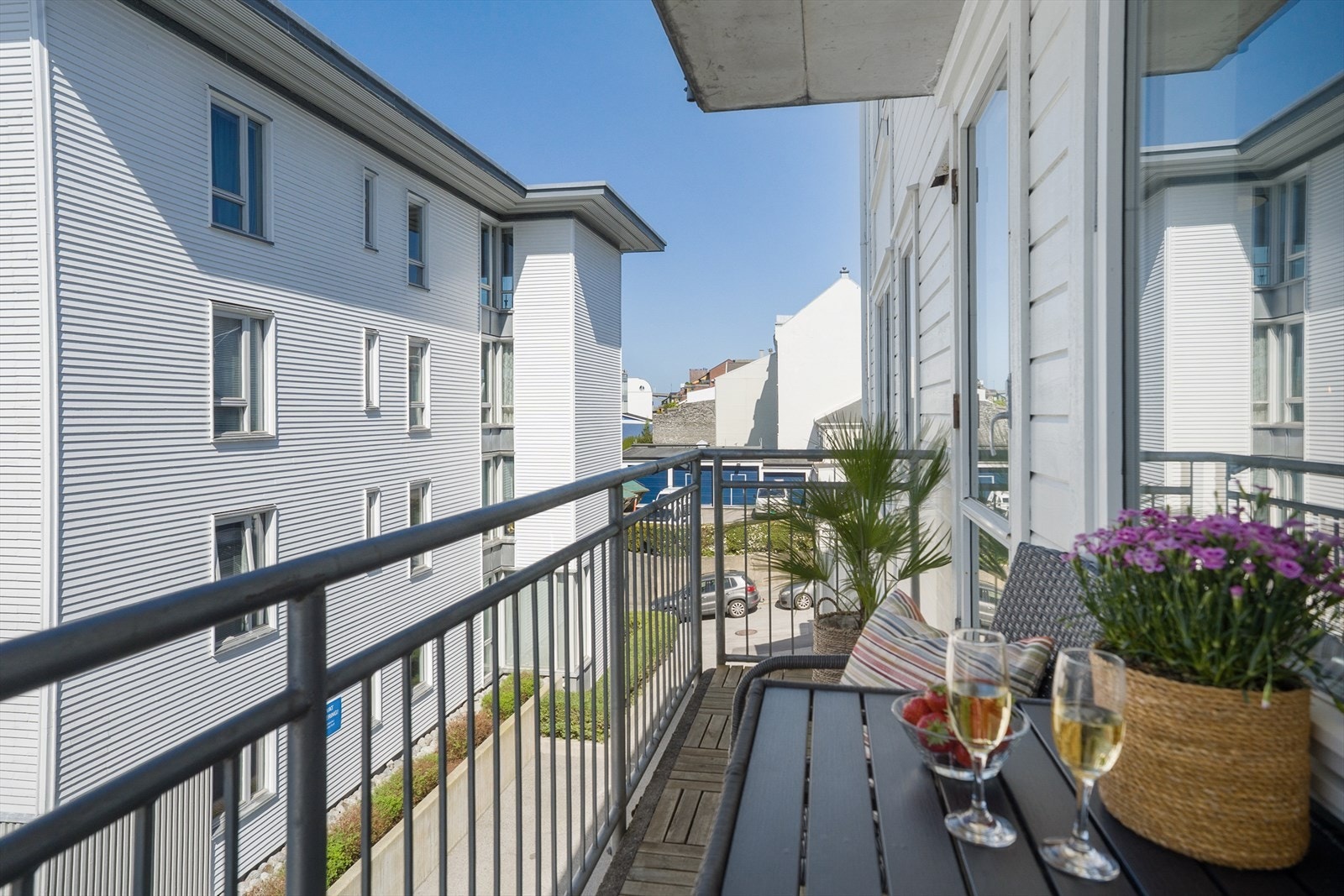 Fra stuen er det direkte utgang til koselig balkong Galleribilde