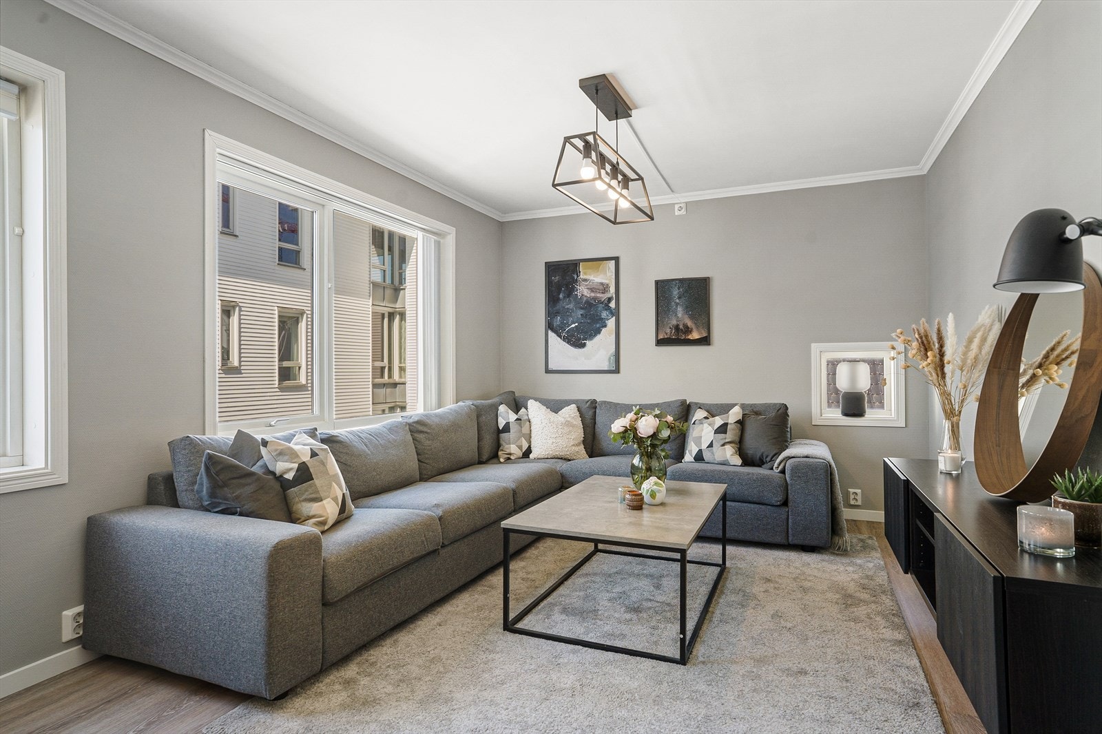 Strandgata 20 er en strøken og innflyttingsklar leilighet som holder en god standard Galleribilde