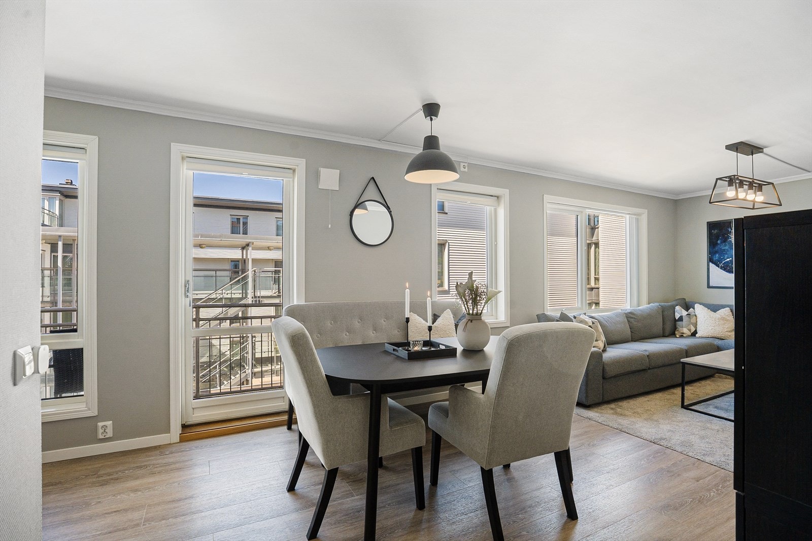 I den åpne kjøkken/stueløsningen har en plass til spisebord og sofahjørne Galleribilde