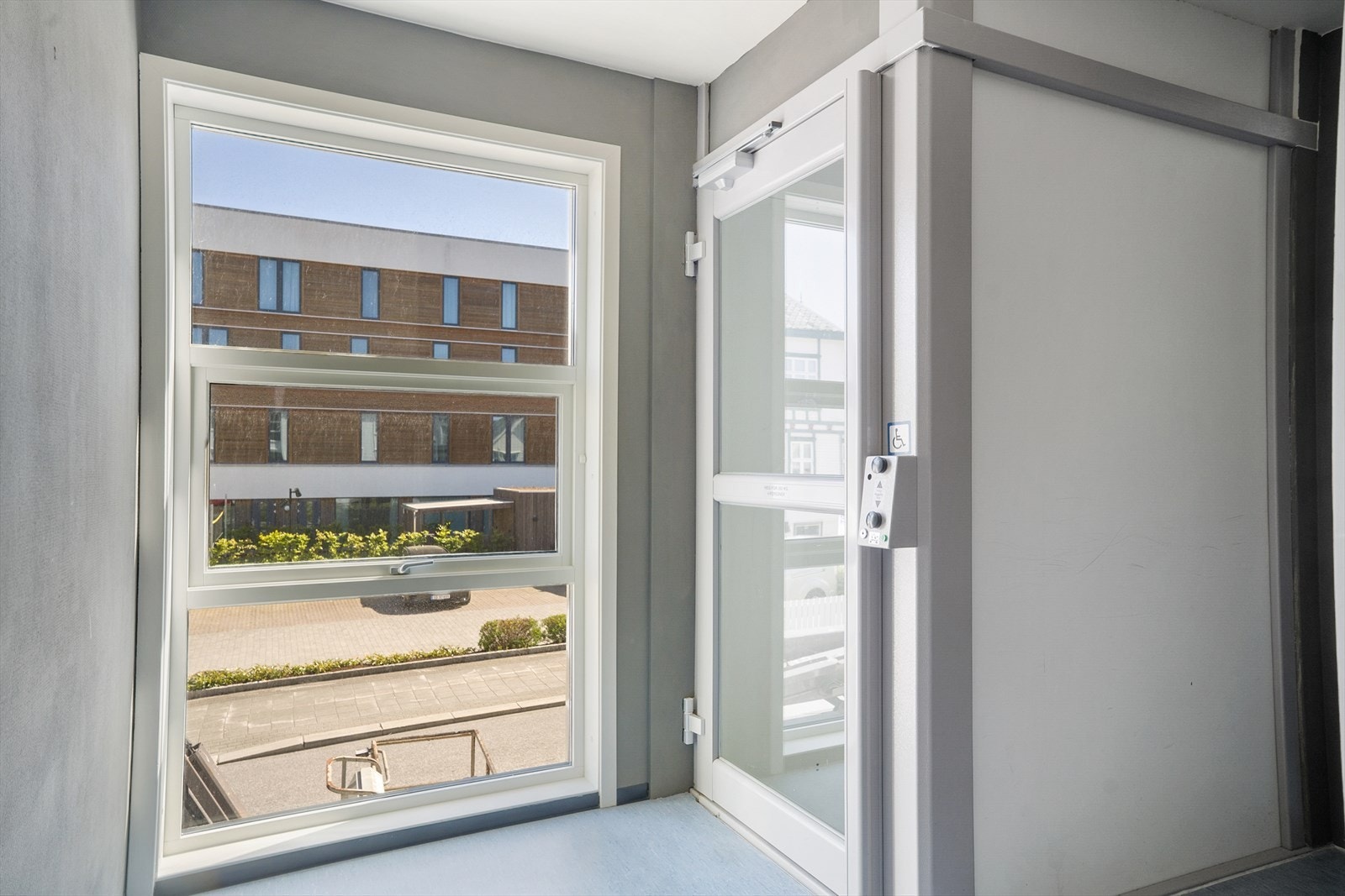 Det er montert heis i bygget som gir en enkel adkomst til leiligheten i 2. etasje Galleribilde