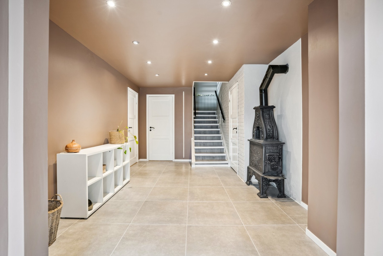 Boligens første rom er en romslig hall. Galleribilde