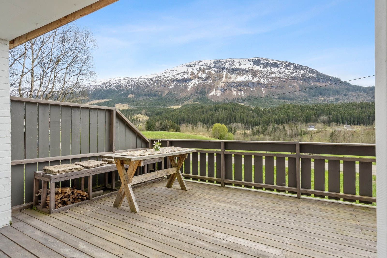 En fin plass for sommerdager mens ungene leker i hagen. Galleribilde