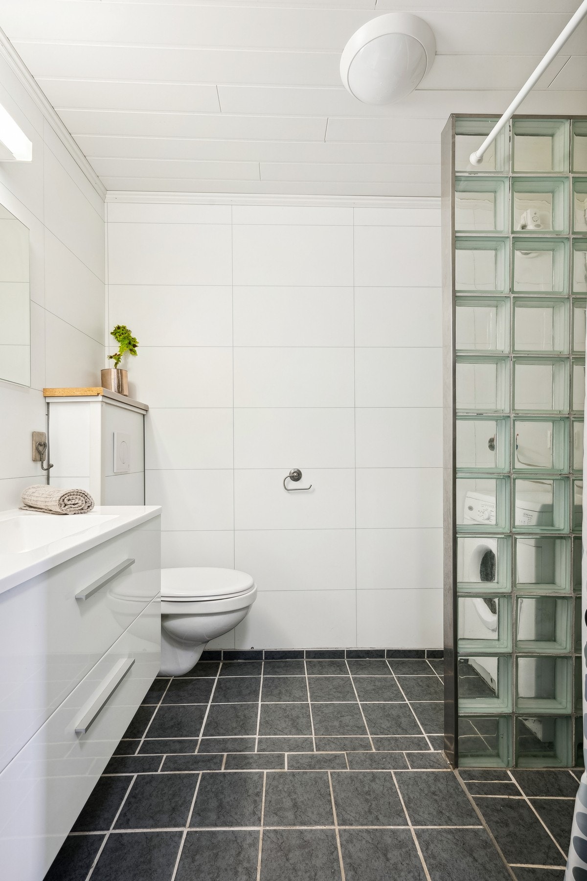 I "hybeldelen" er her et fint og praktisk bad. Galleribilde