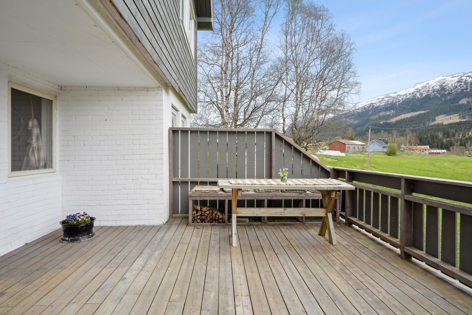 Ved inngangspartiet er her 30 kvm terrasse. Galleribilde