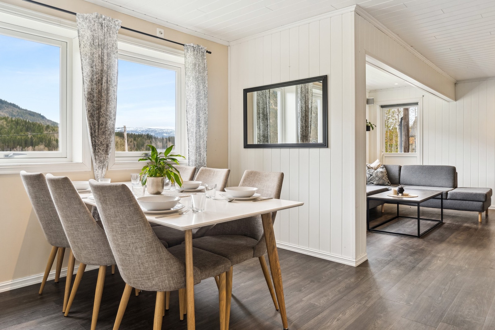 Fin plass for spisestue nært kjøkkenet. Galleribilde