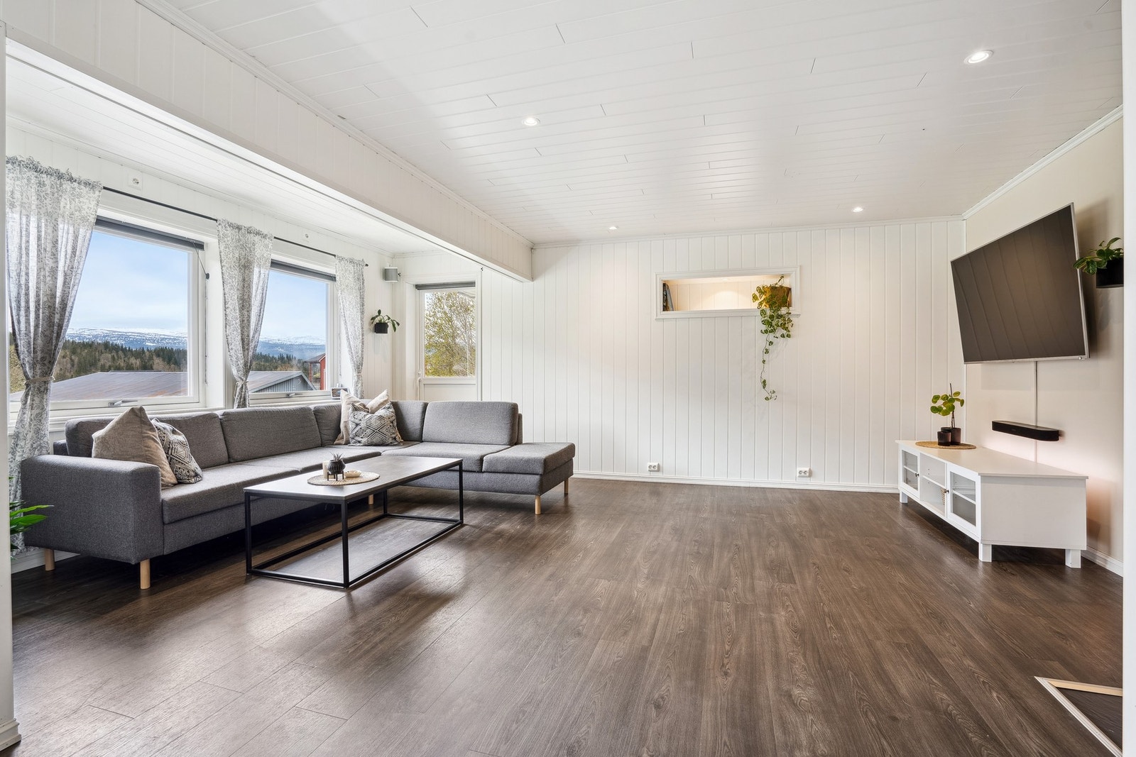 Stuen er av god størrelse og har utgang til balkong. Galleribilde