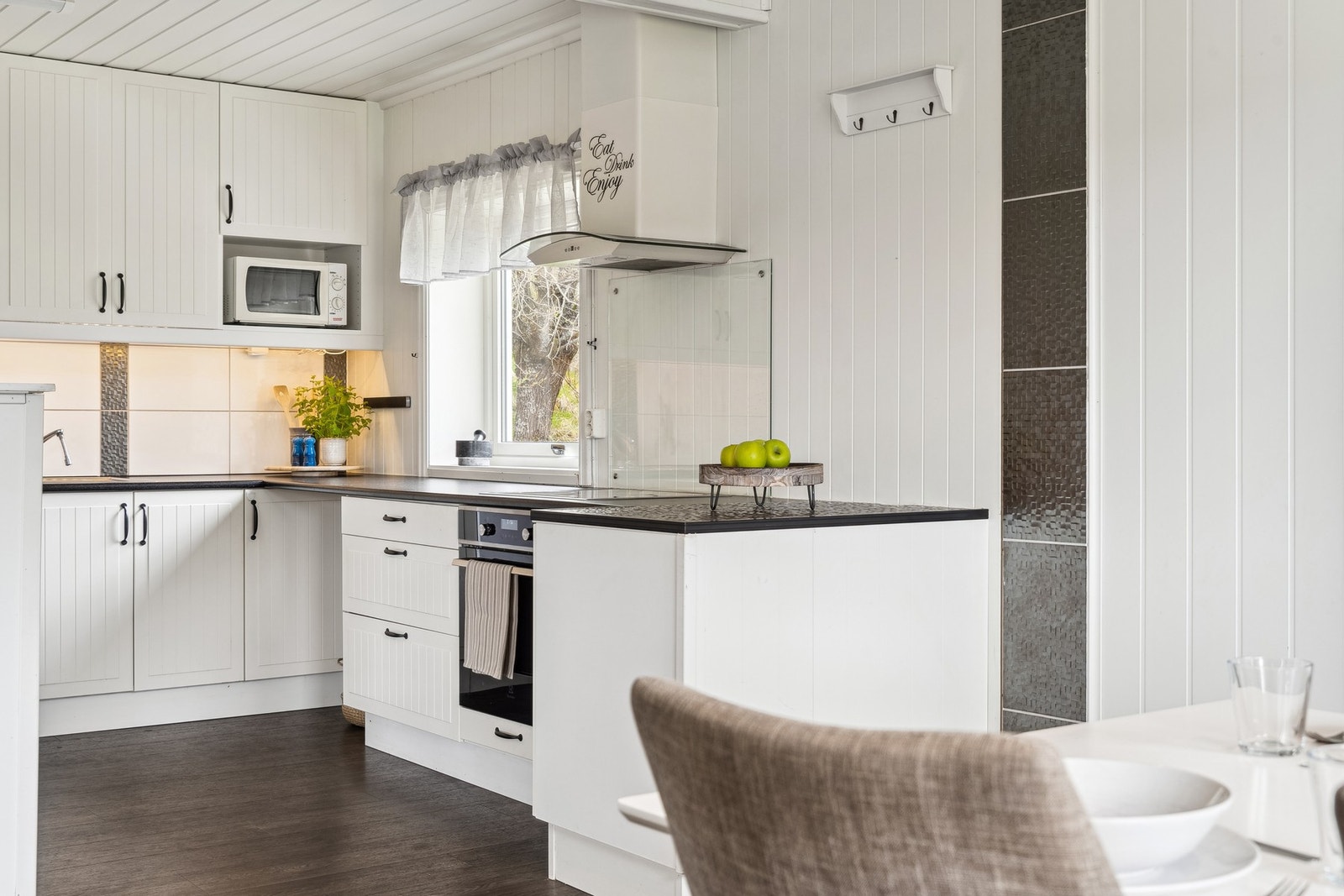 Kjøkkenet har romslig og praktisk innredning. Galleribilde