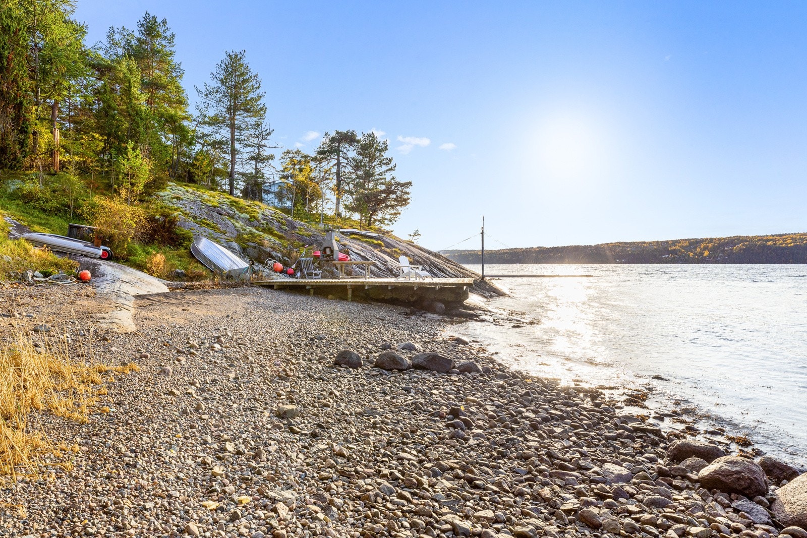 Høstbilde - Privat strand/strandlinje og adkomst til brygge/stupebrett Galleribilde