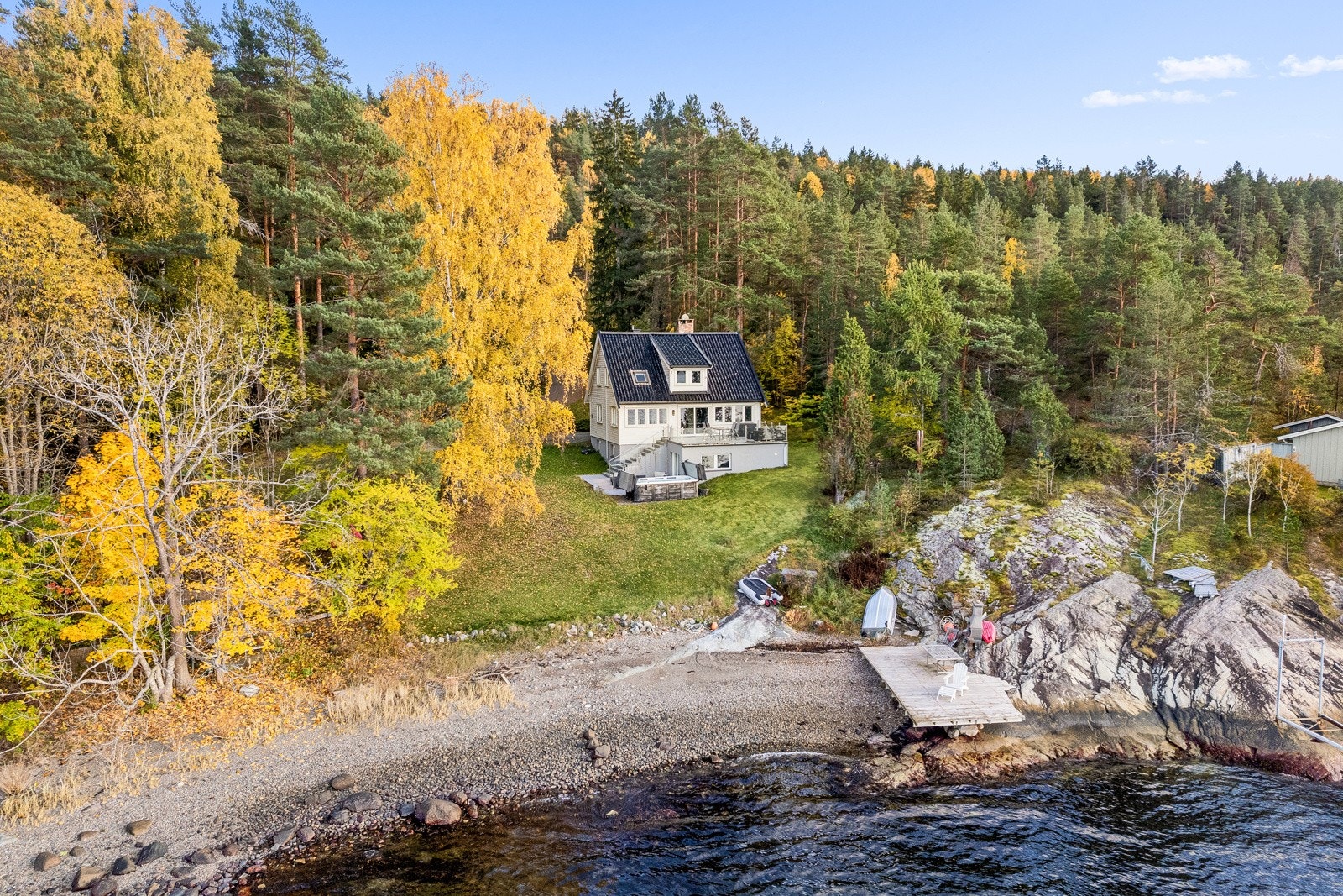 Ingierstrandveien 76 - eiendommen ligger i idylliske omgivelser langs Bunnefjorden - privat strand/strandlinje Galleribilde
