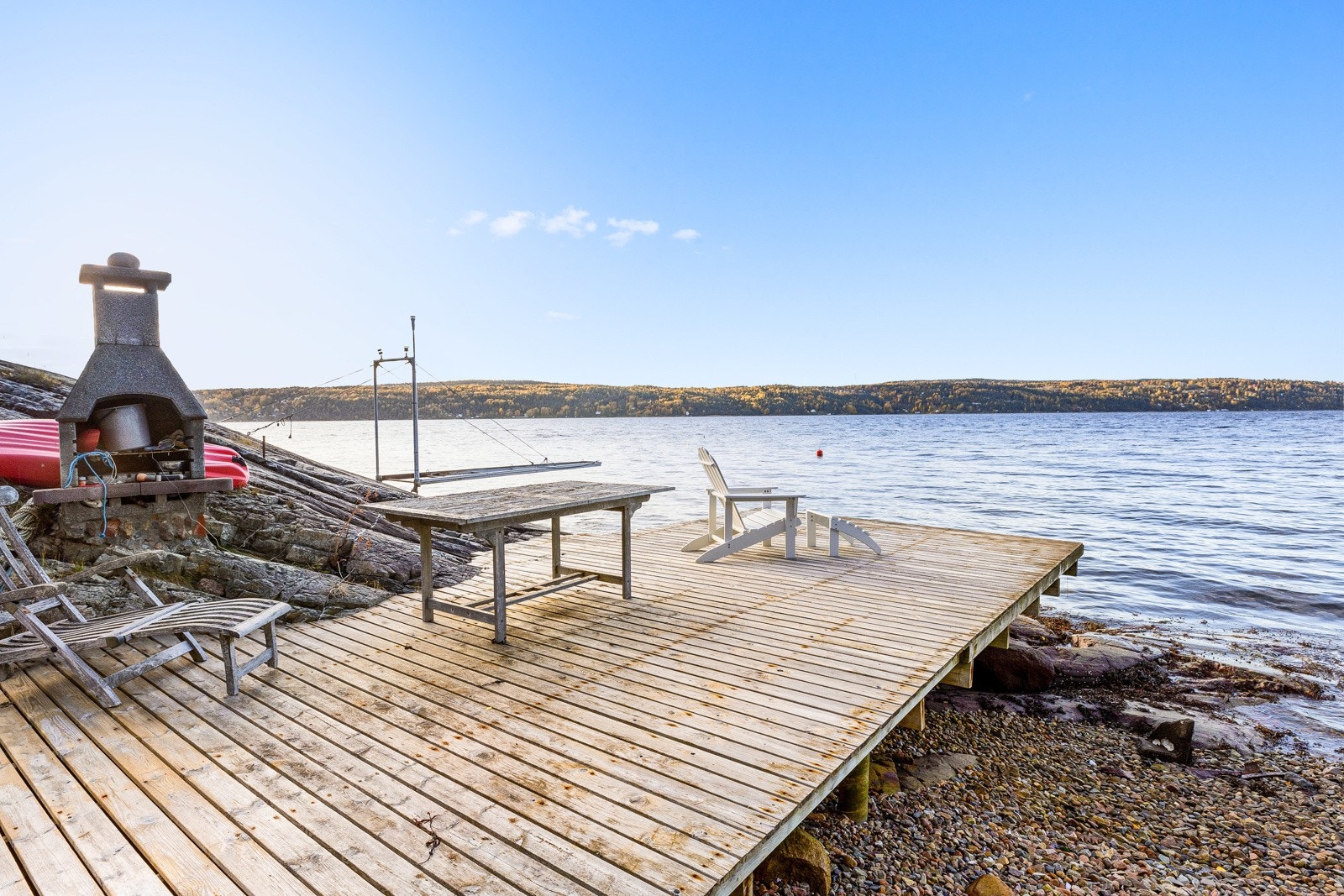 PHøstbilde - rivat strand/strandlinje og adkomst til brygge/stupebrett Galleribilde