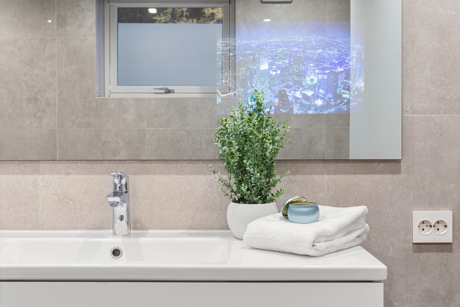 Det er 2 TV-er integrert i speil på badet - speilet har også innebygget varme Galleribilde