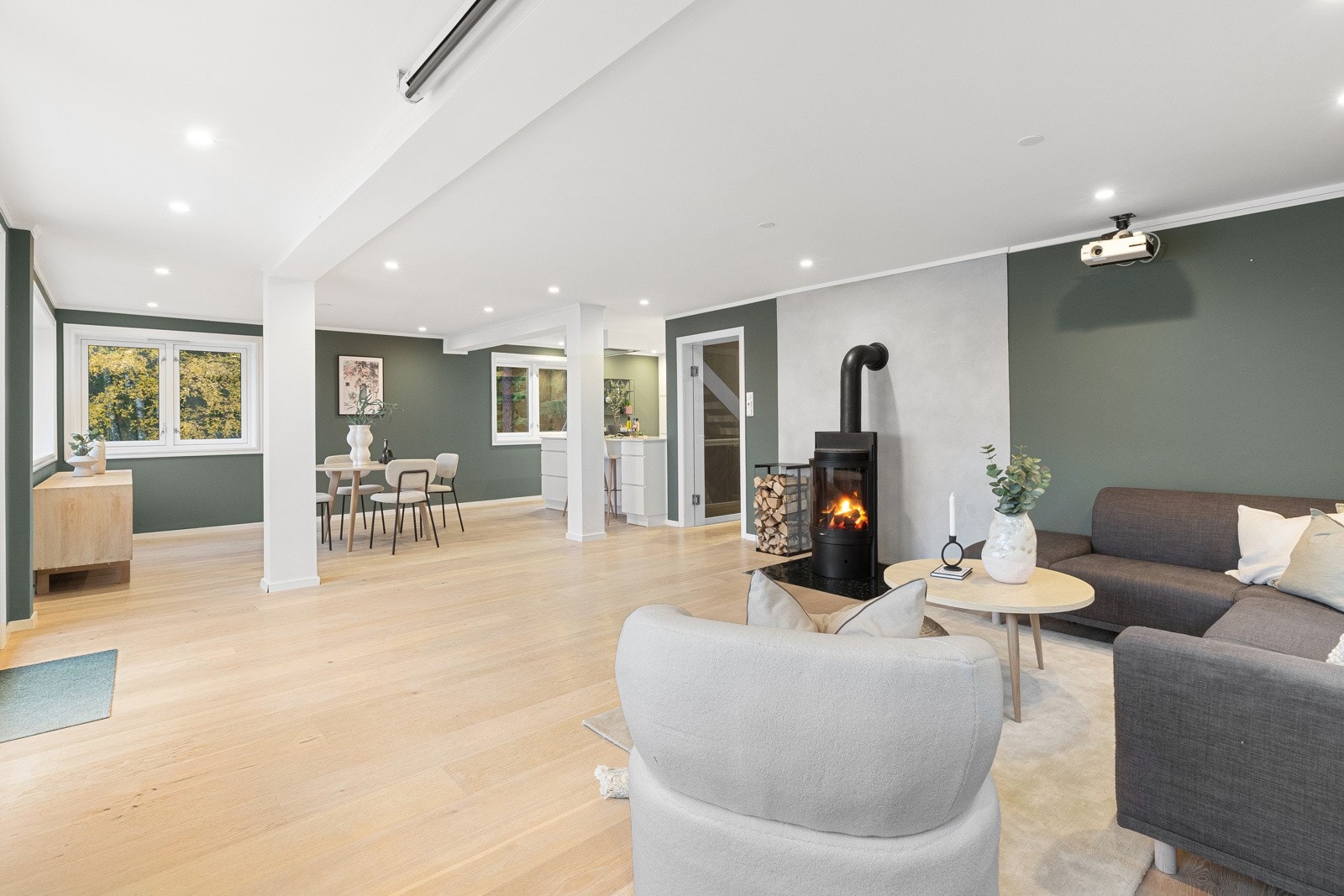Lys og flott stue i 1. etasje - 1-stavs parkett og downlights i himling Galleribilde