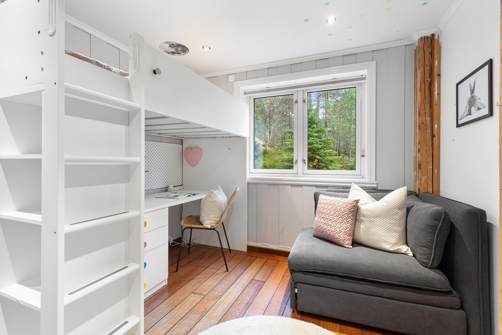 Soverom i 1. etasje med skipsgulv og downlights i himling Galleribilde