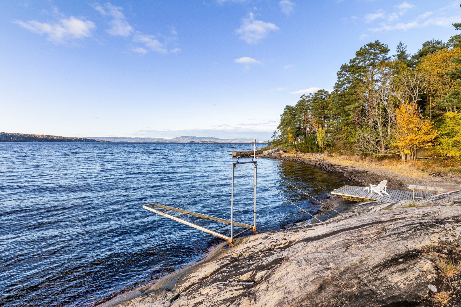 Høstbilde - Privat strand/strandlinje og adkomst til brygge/stupebrett Galleribilde