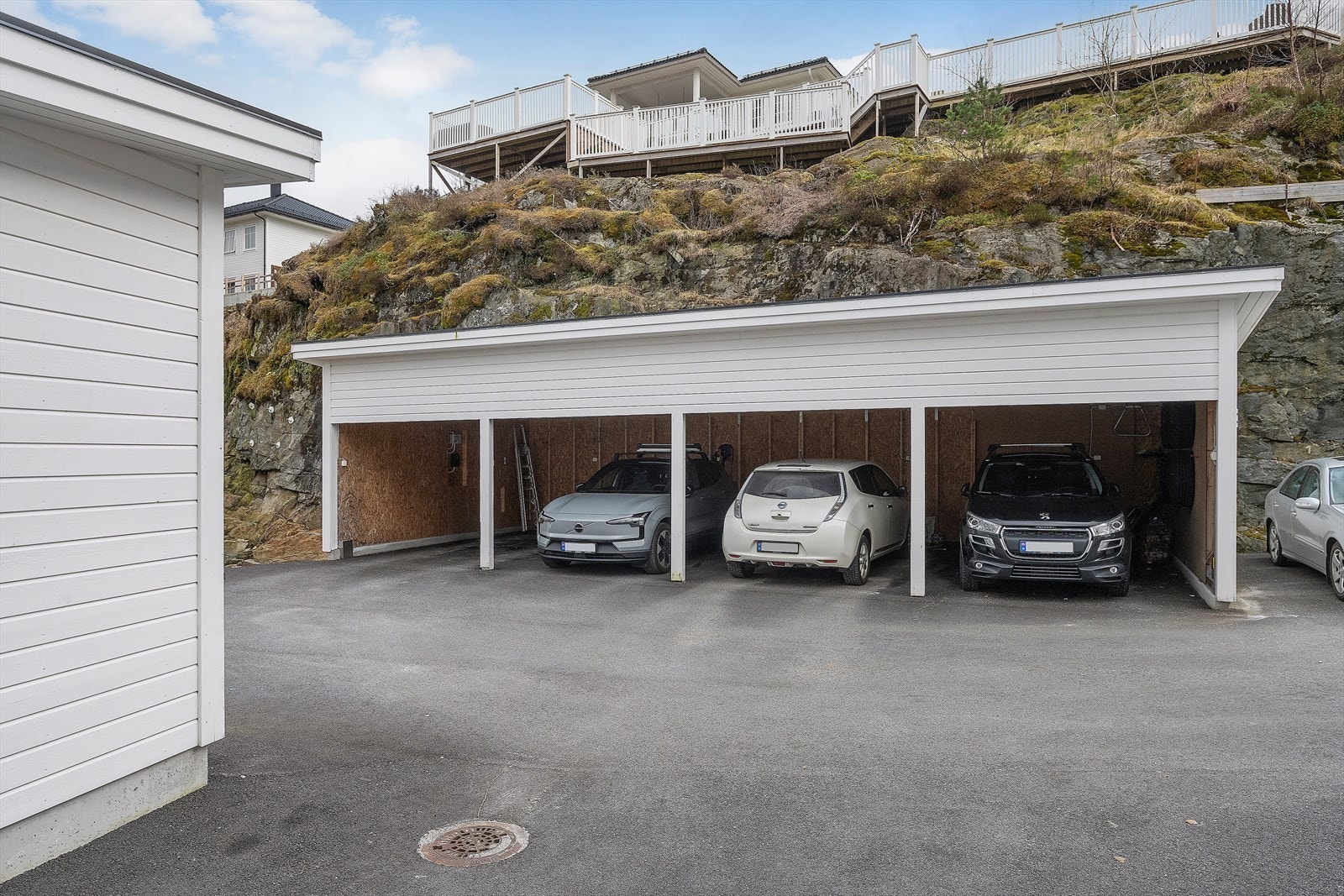 Leilegheita har eigen carportplass med el-bil ladar Galleribilde