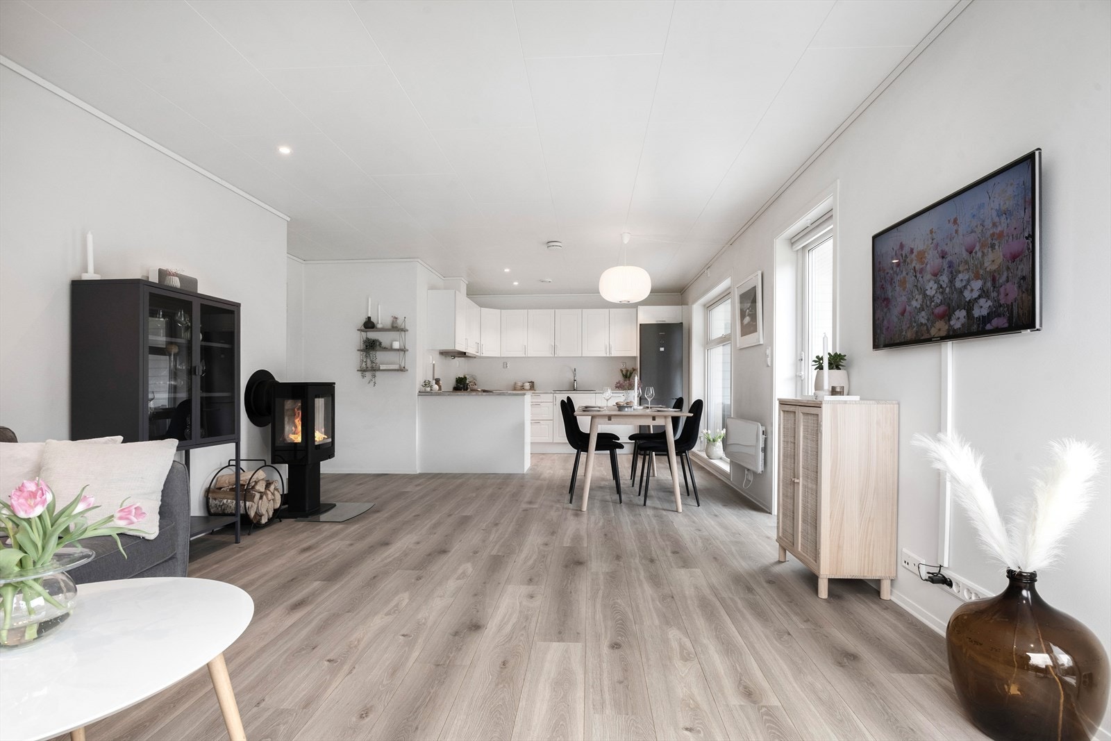 Stove/kjøkken er i opa løysing. Det er lite innsyn til opphaldsrommet Galleribilde