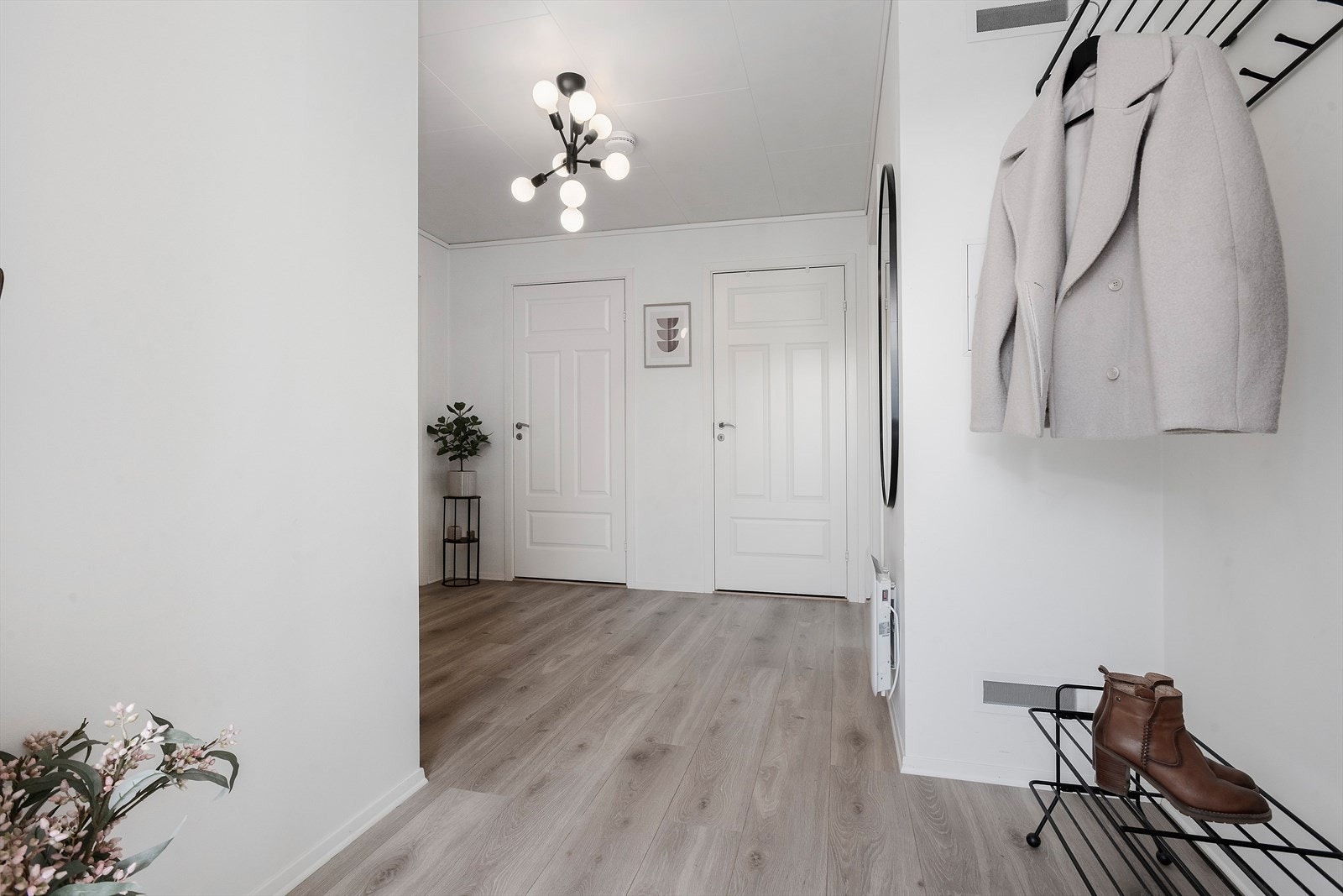 Slitesterk laminat på golvflatene og slette veggflater Galleribilde