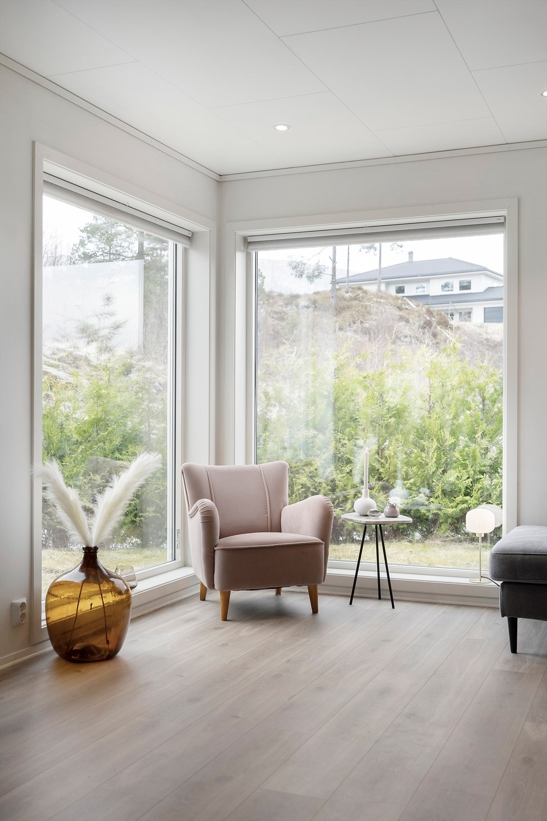 Store golv-til-tak vindauge byr på rikeleg med naturleg dagslys Galleribilde