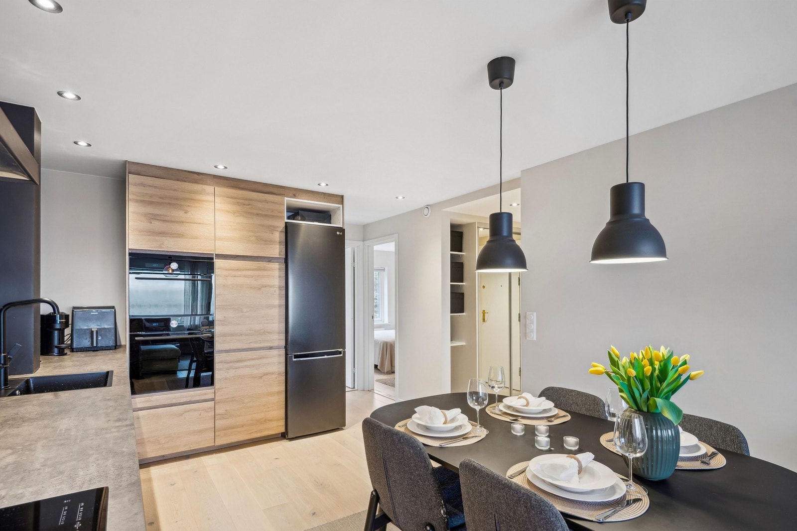 Leiligheten har et nytt og moderne kjøkken i en åpen løsning Galleribilde