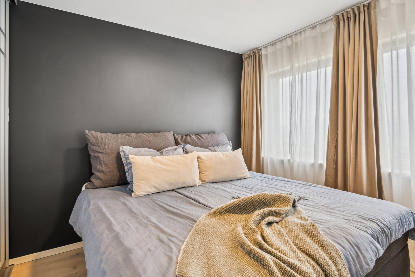 Hovedsoverom med inngang fra stue. Stor praktisk skyvedørsgarderobe. Adskilt fra øvrige soverom. Galleribilde