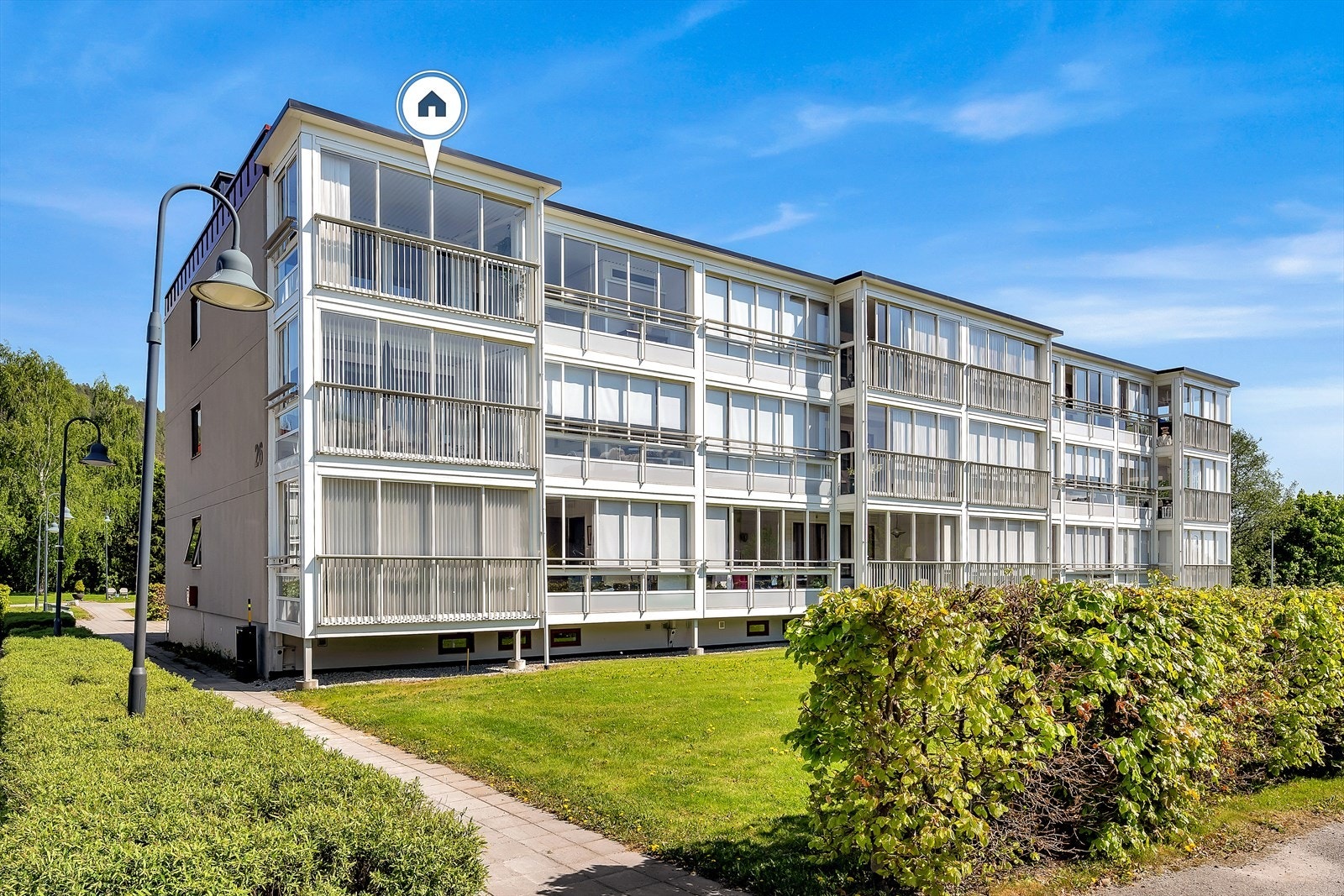 Velkommen til Haskollveien 26B! En topp- og endeleilighet med vestvendt innglasset terrasse og flott utsikt. Galleribilde