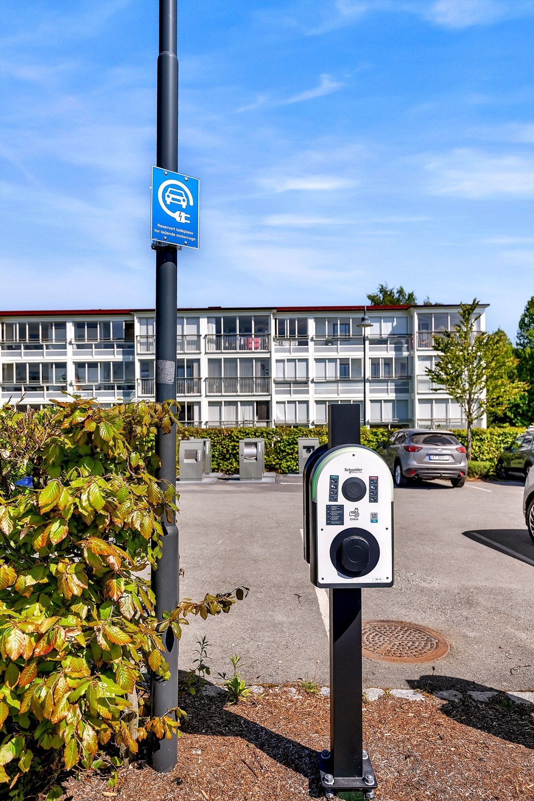 Biloppstillingsplasser og gjesteparkering på borettslagets tomt. Lademulighet for elbil på borettslagets tomt. Galleribilde