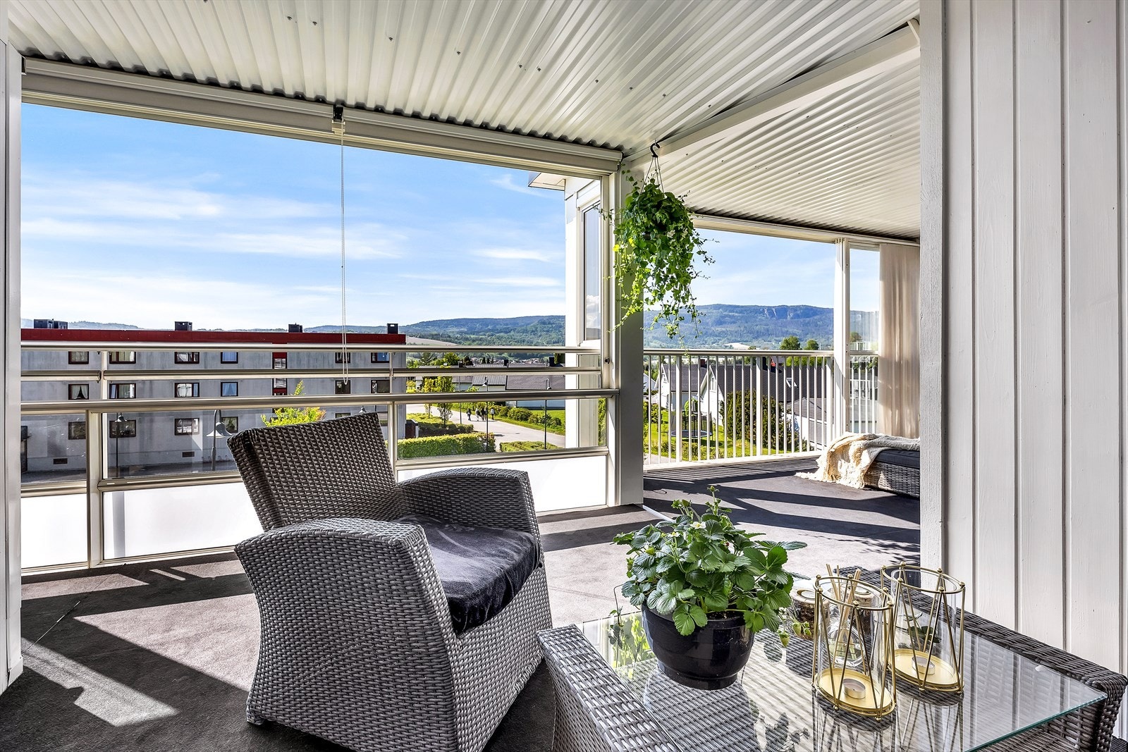 Terrassen har skyvbare glassfelt og solskjerming. Galleribilde