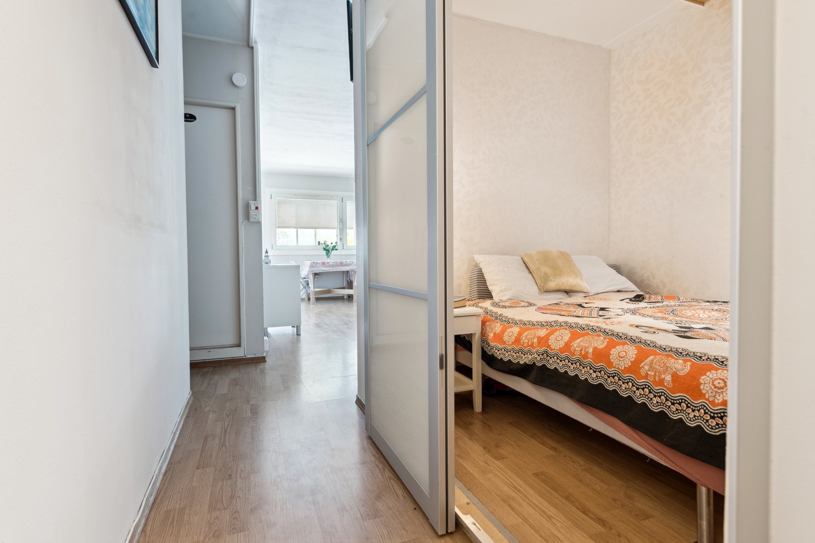 Praktiske skyvedører. I tilknytning til entreen er det et areal som kan brukes som kontor eller garderobeløsning. Galleribilde