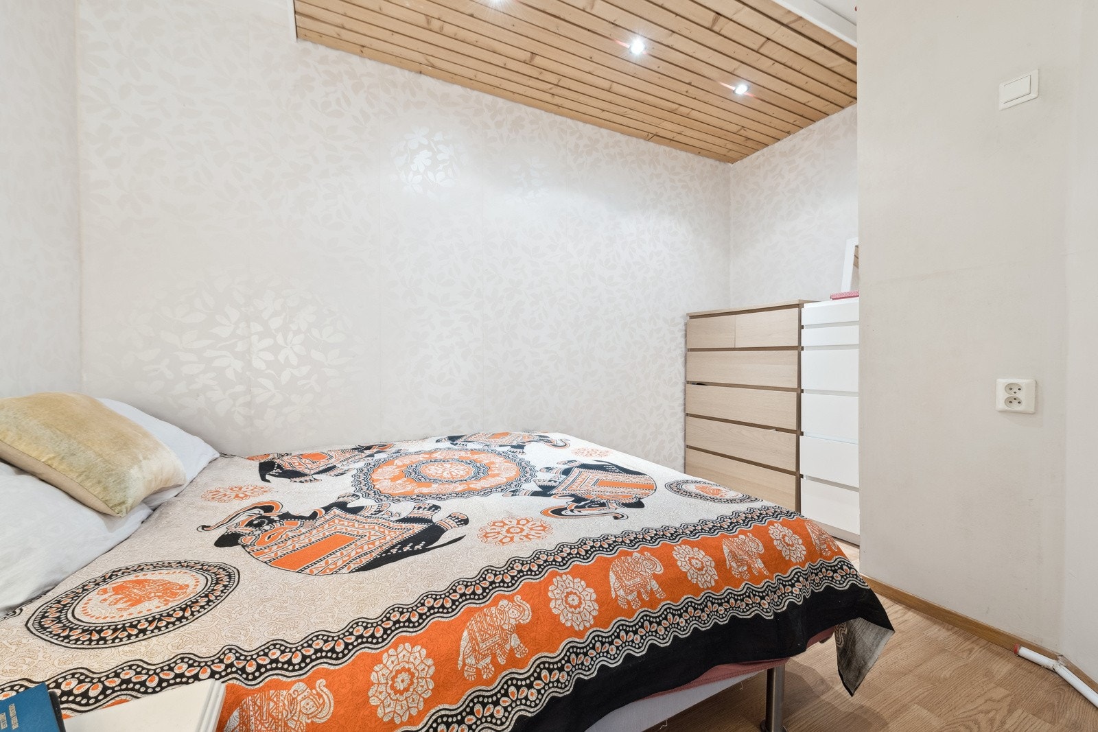 I alkoven er det plass til garderobeskap for ekstra oppbevaring. Galleribilde