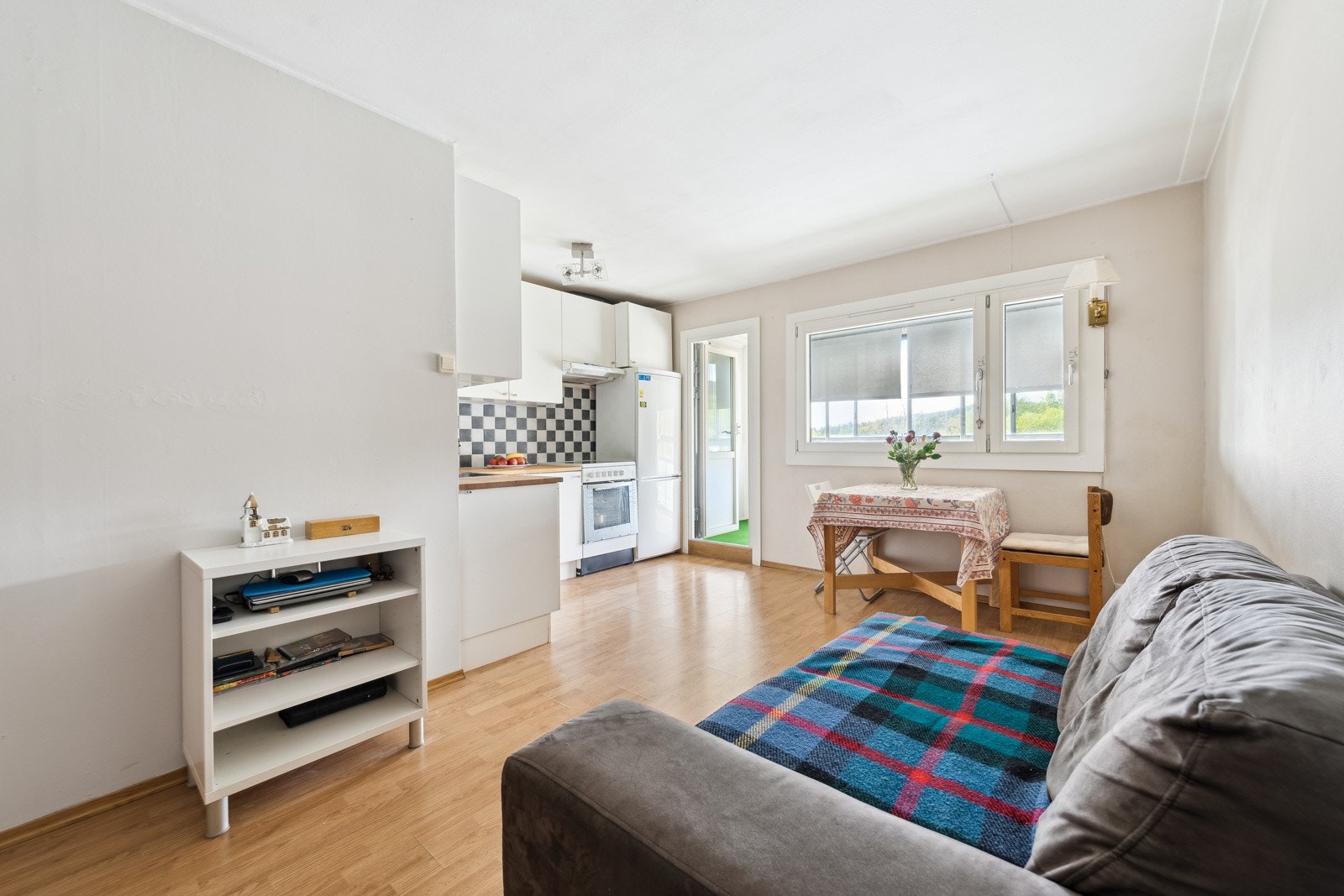 Lysinnslippet bidrar til en luftig atmosfære og en god romfølelse i leiligheten. Galleribilde