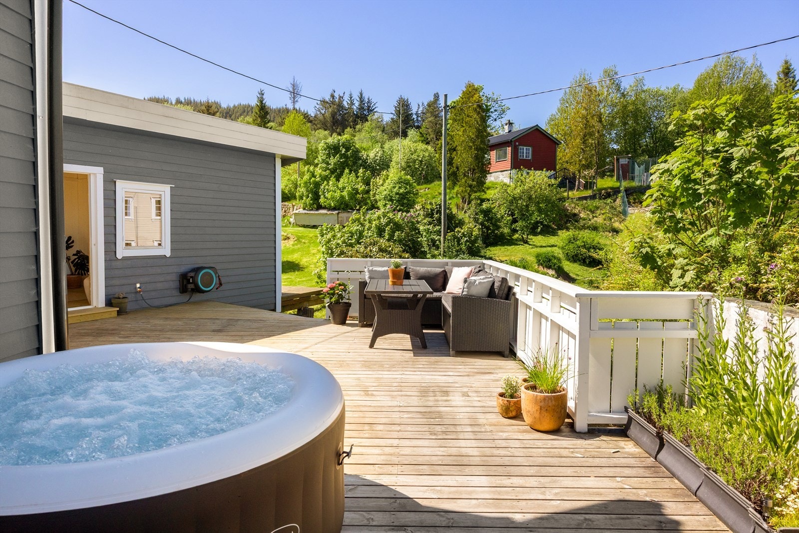 Herlig terrasse på baksiden. Galleribilde
