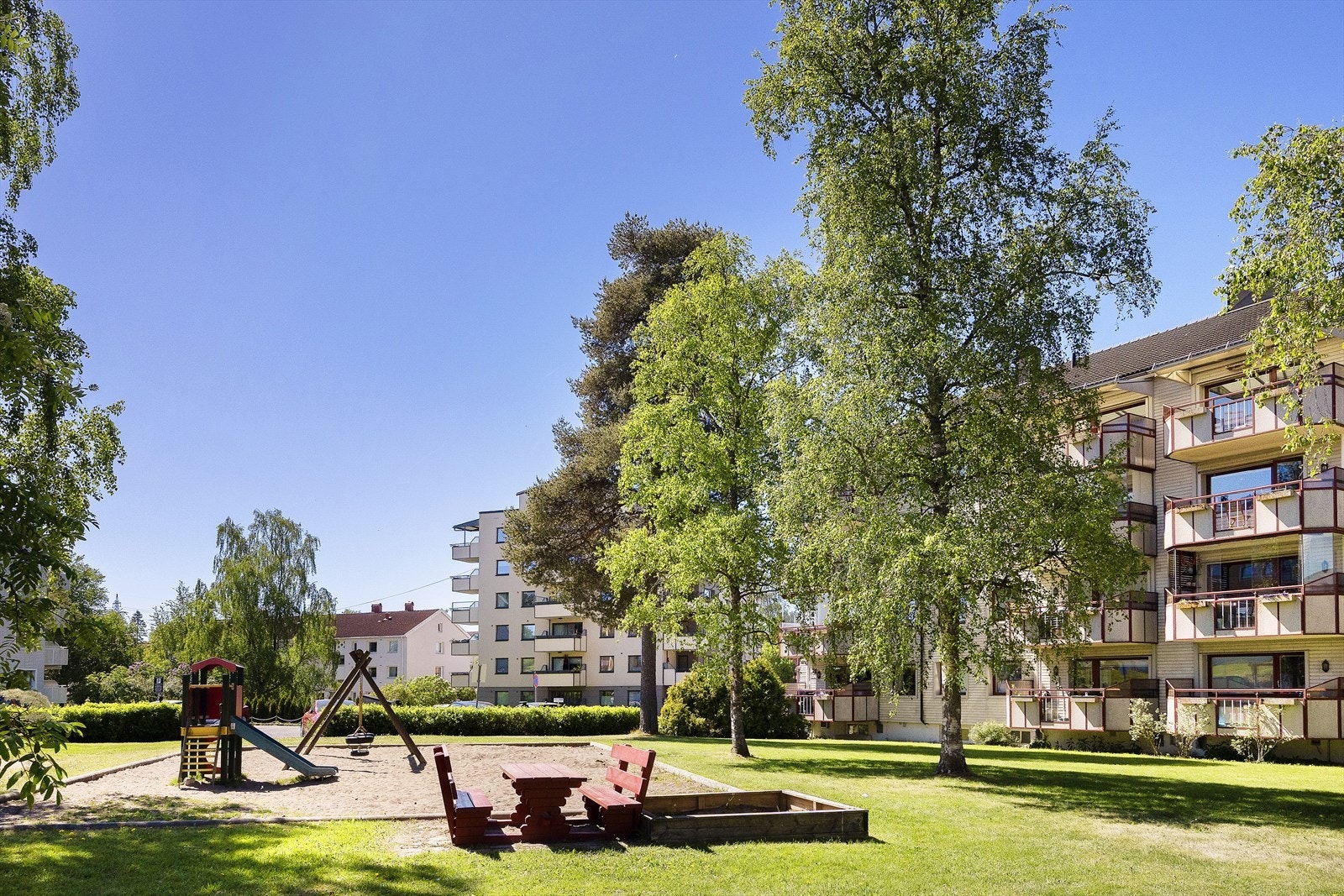 Lekeplasser og opparbeidet fellesområder for både store og små Galleribilde
