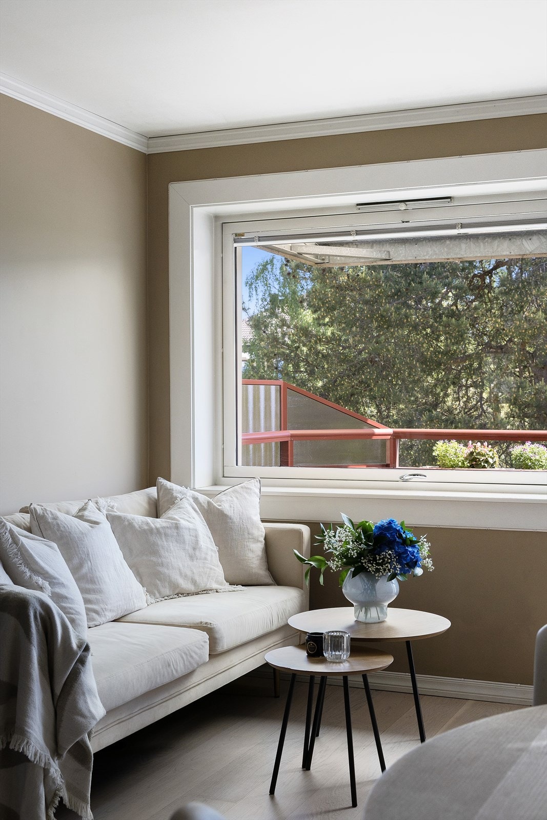 Gjennomgående planløsning med rikelig av naturlig lysinnslipp som bidrar til en lys og luftig atmosfære Galleribilde