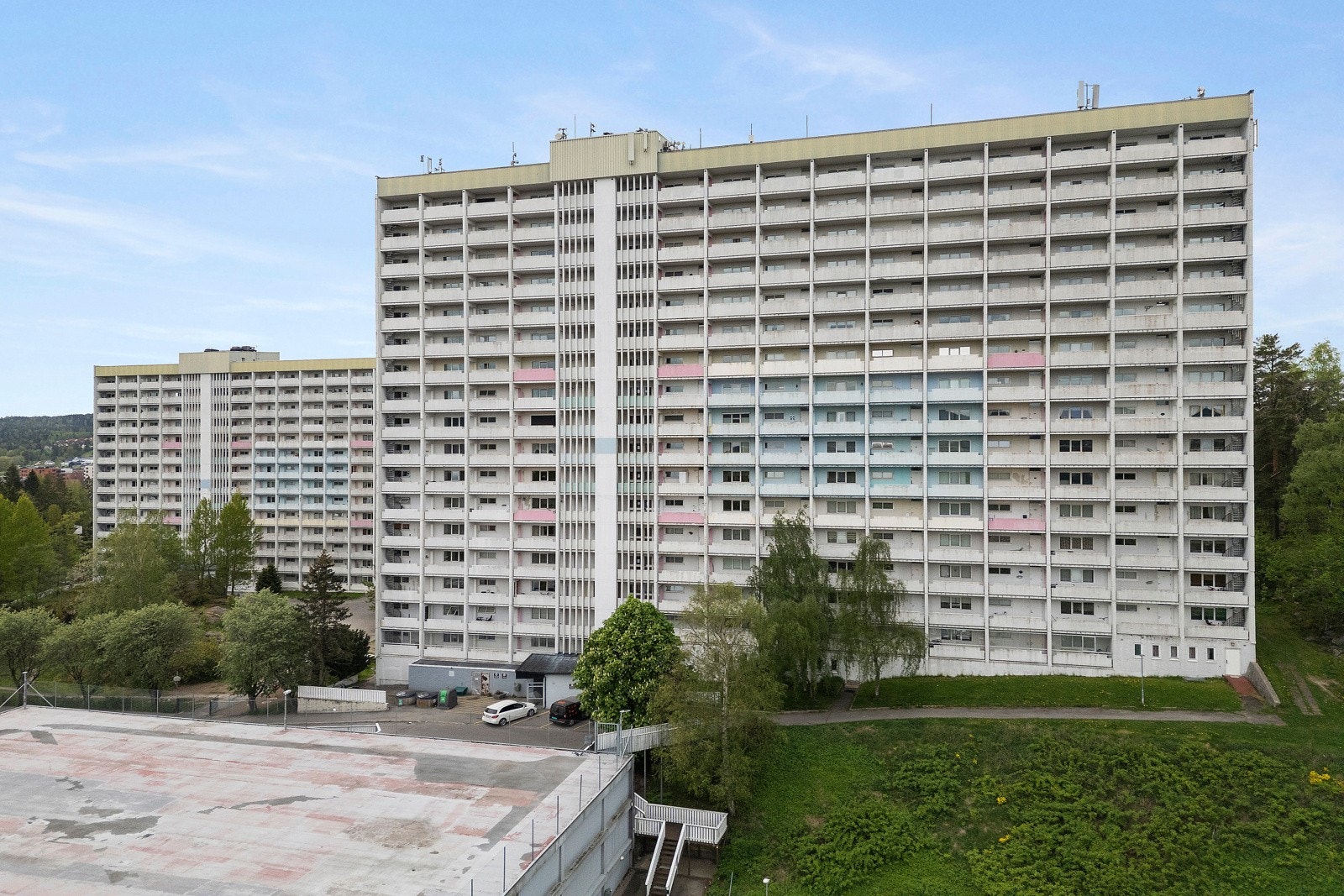 Med leiligheten følger to boder, garasjeplass, heis og balkong. Galleribilde