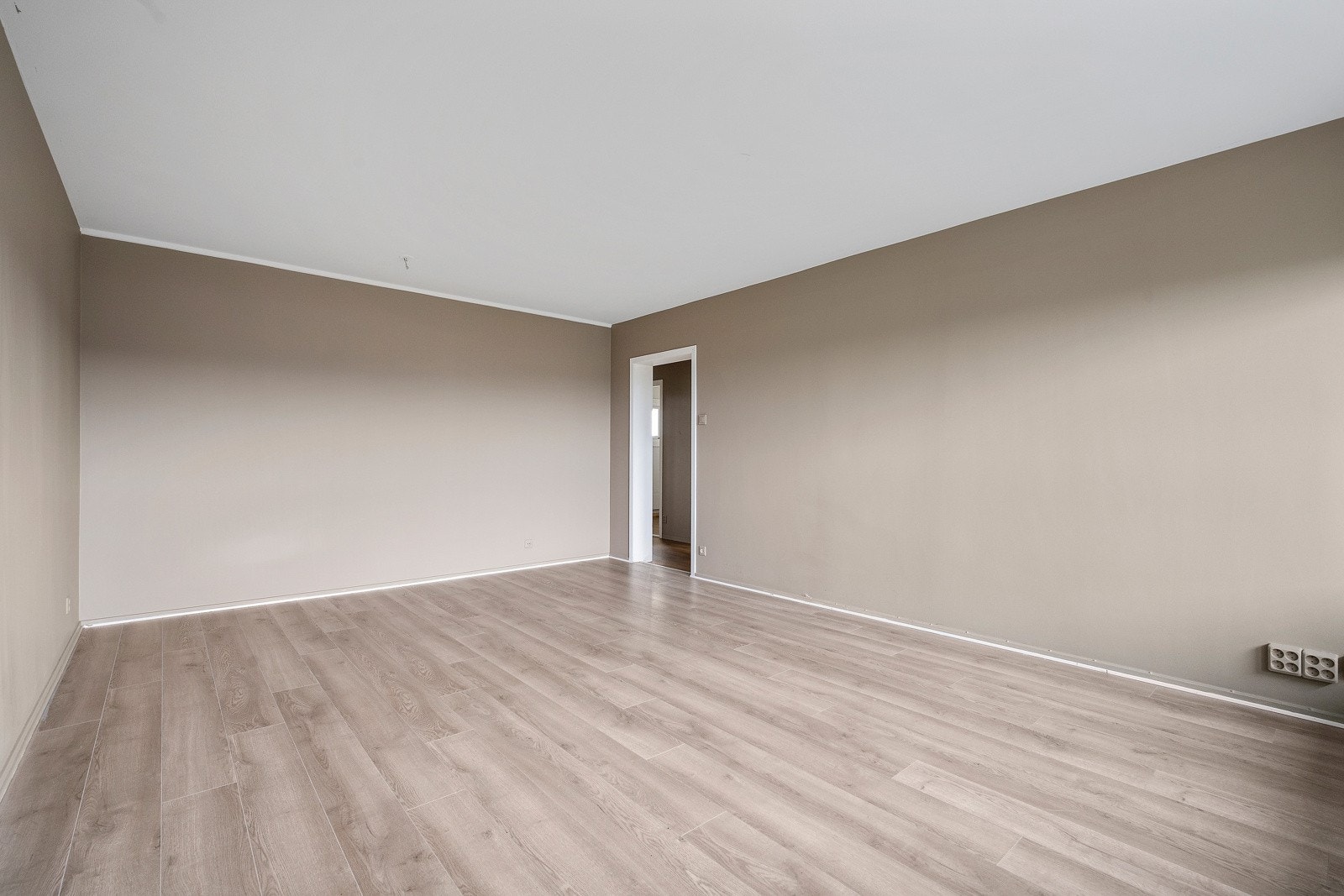 Lyst laminatgulv i stuen. Galleribilde