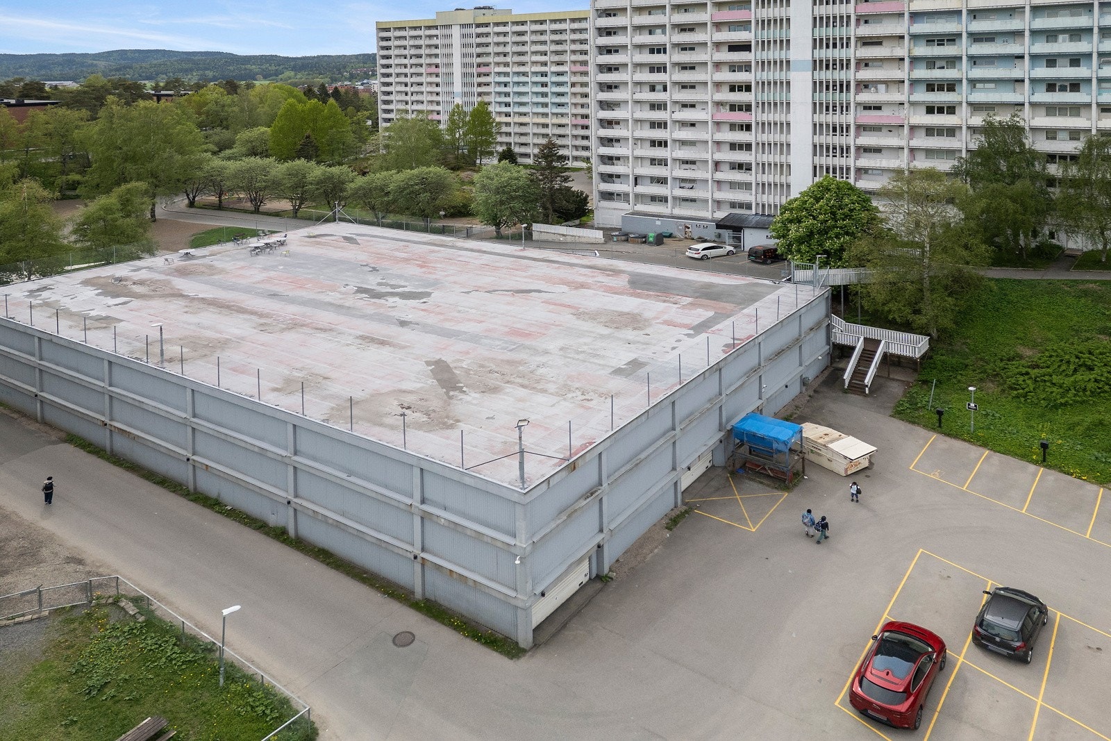 Garasjeplass i parkeringshus medfølger. Galleribilde