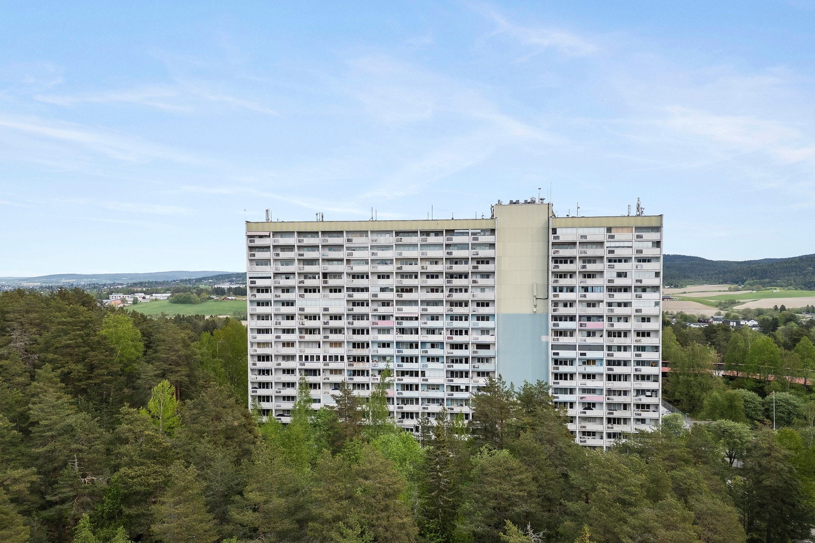 Leiligheten som selges ligger i 9. etasje i høyblokka på Skårertoppen. Galleribilde