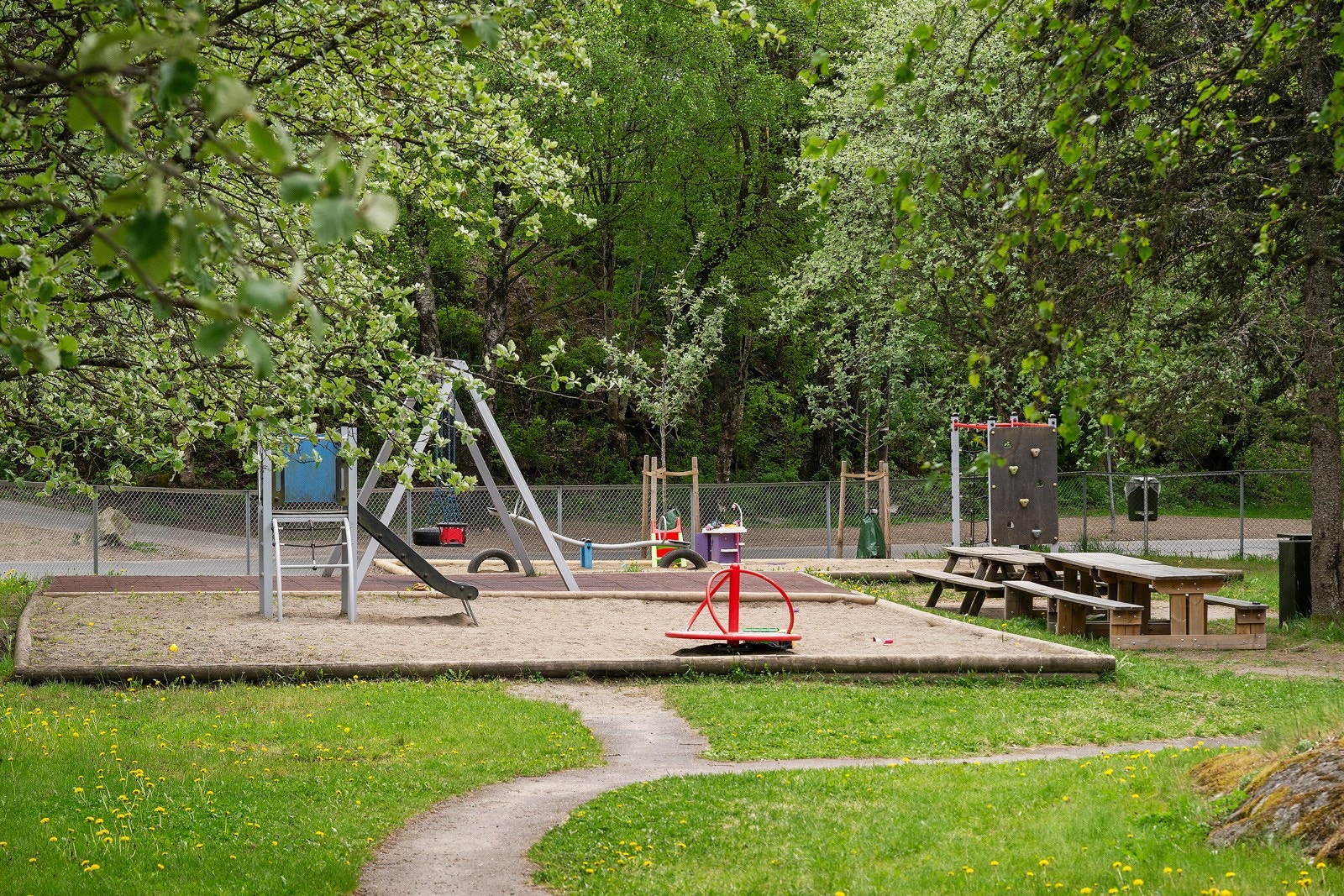 Barnevennlig område med lekeplasser, friområder og kort vei til skole og barnehage. Galleribilde