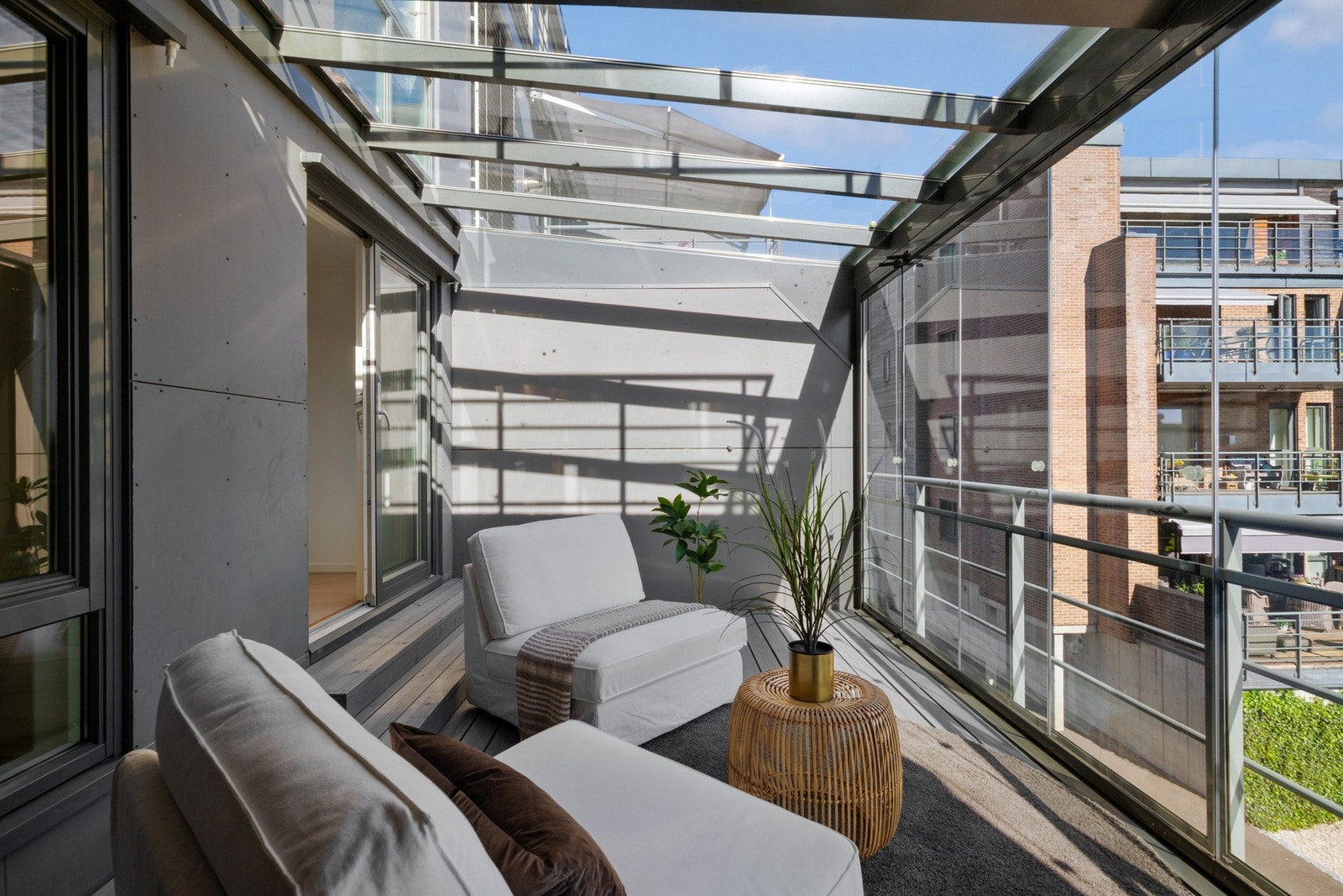 Nydelig utsikt og gode solforhold nytes til det fulle på tre herlige uteplasser - én innglasset balkong på ca. 16 kvm ved hallen Galleribilde