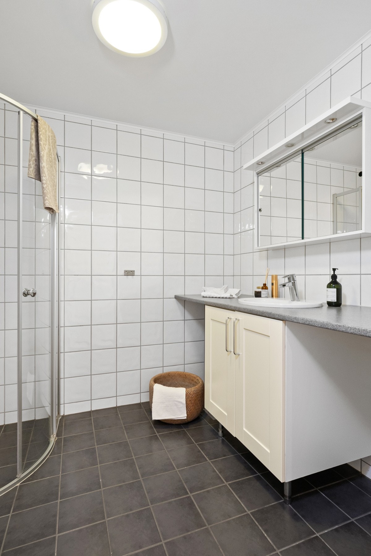 Førstnevnte ligger i hendig tilknytning til hallen, og har hvite fliser på veggene og grå fliser på gulv med gulvvarme. Galleribilde