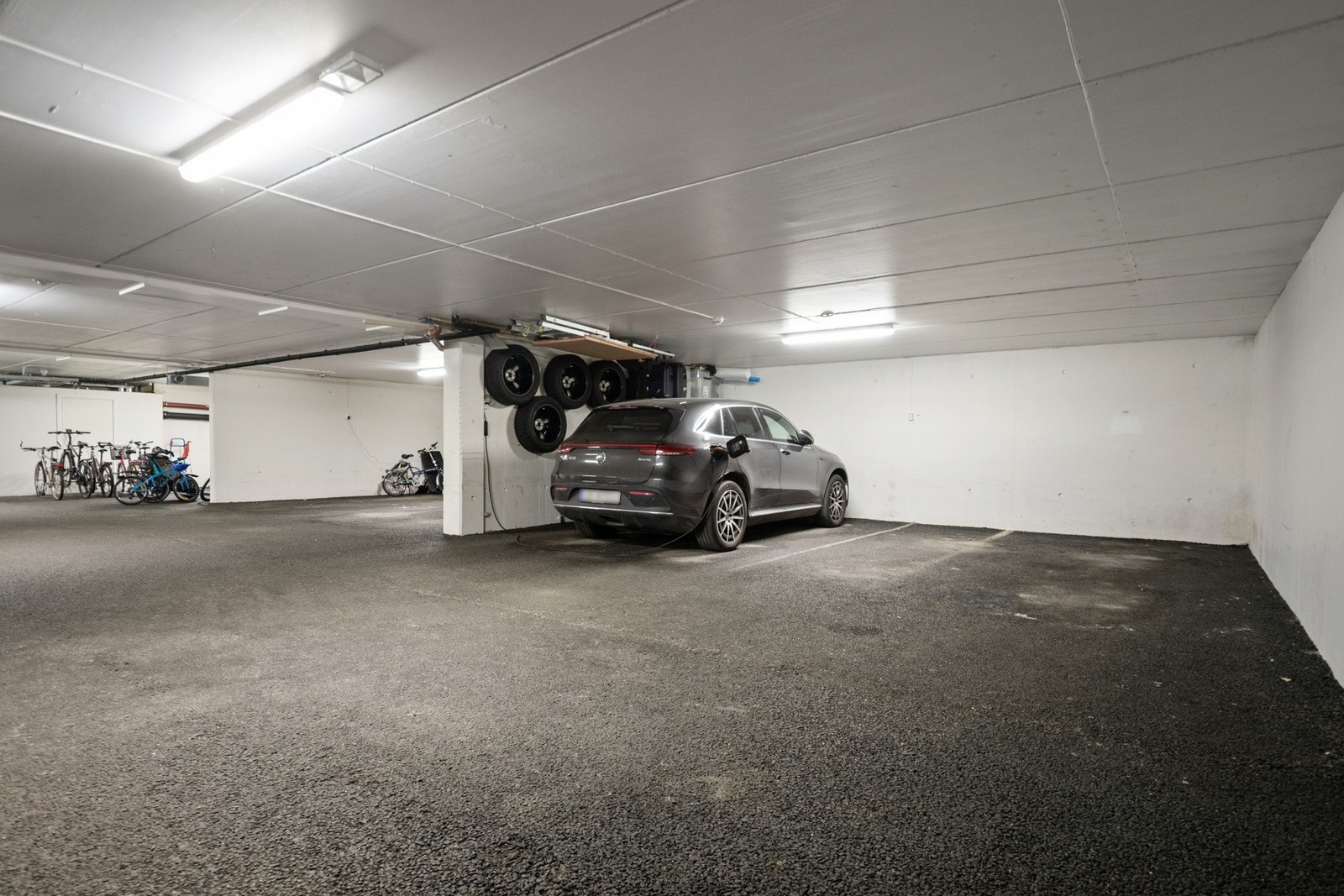 Det medfølger én biloppstillingsplass i felles garasjeanlegg, og plassen er klargjort for montering av elbillader. Galleribilde