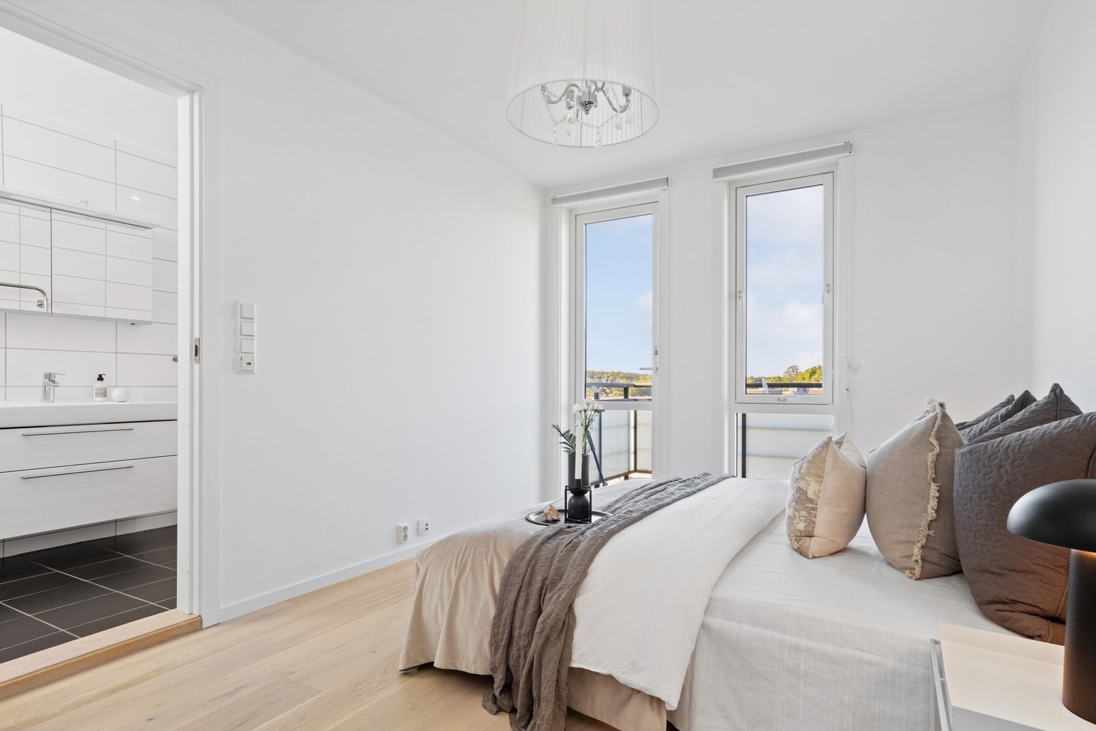 I suiteløsning med soverommet i tredje etasje er det et delikat bad. Galleribilde