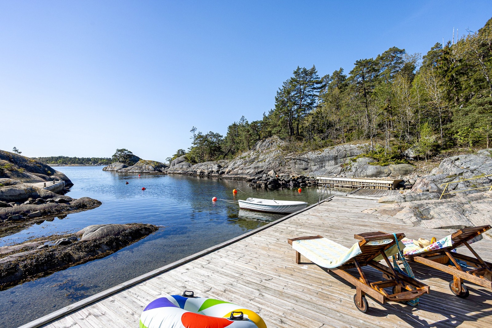 Eiendommen ligger lunt og fint til med egen brygge og sandstrand. Galleribilde
