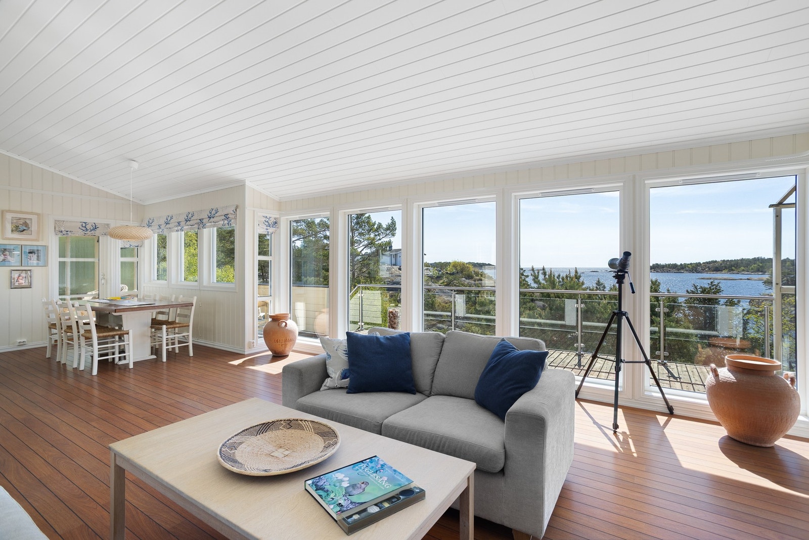 Stor stue med fantastisk sjøutsikt. Galleribilde