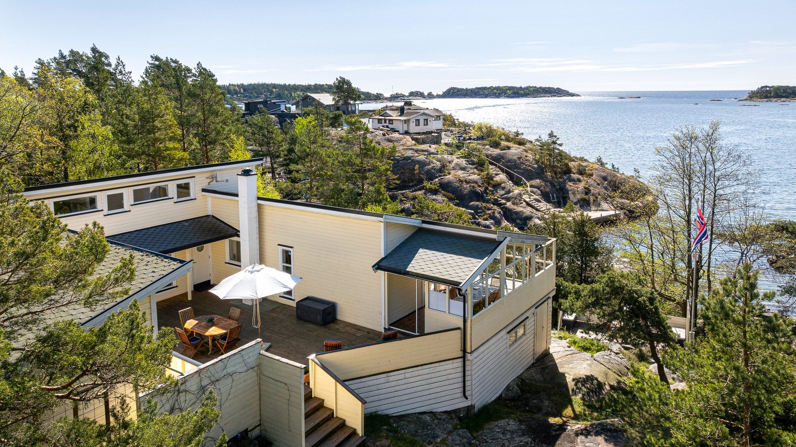 Fra hytta har man fin utsikt til sjøen. Galleribilde