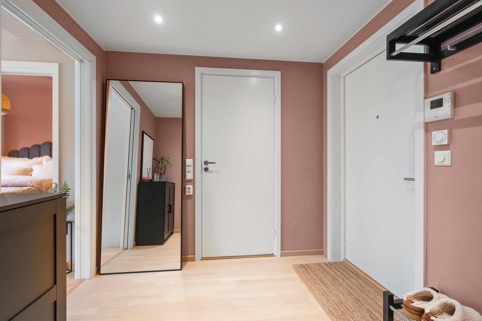 Vel innenfor døren ønskes man velkommen av en romslig og innbydende entré, hvor naturlig lys fra stuevinduene strømmer inn og skaper en luftig og lys atmosfære. Galleribilde