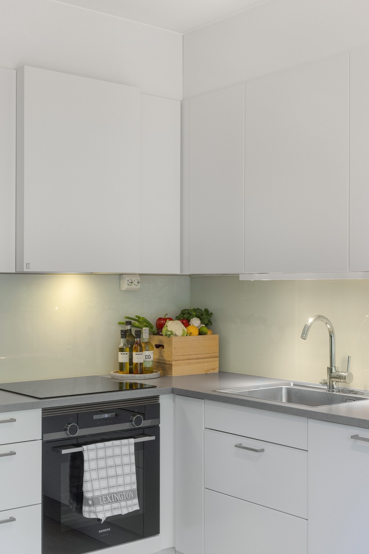 Innredningen er fra Sigdal og består av slette fronter og benkeplate i laminat, i et tidløst design. Galleribilde