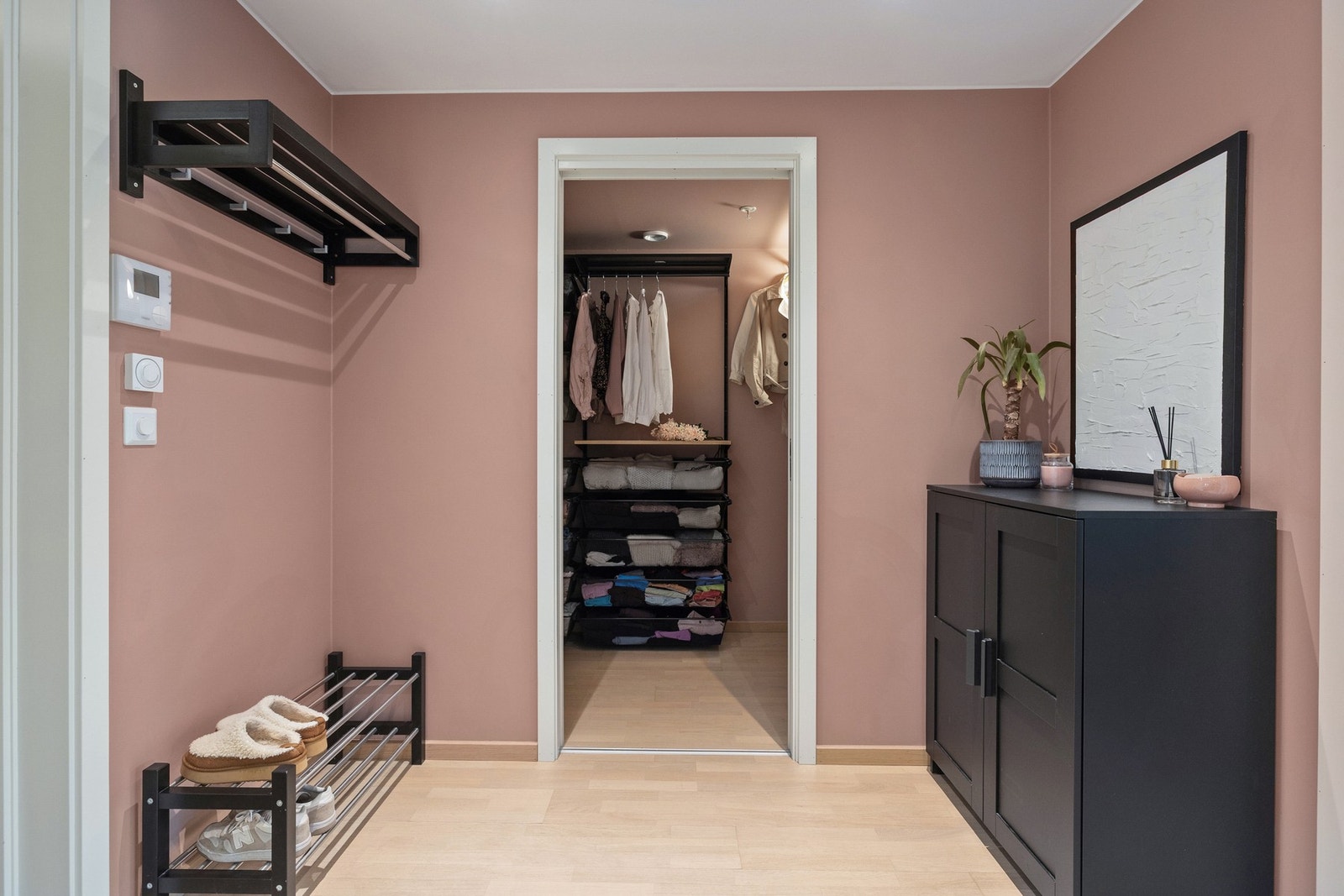 I tilknytning til entréen ligger en praktisk innvendig bod på ca. 3m². Galleribilde